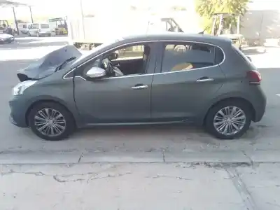 Scrapping Vehicle peugeot 208 allure of the year 2001 powered hm01