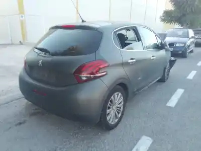 Scrapping Vehicle peugeot 208 allure of the year 2001 powered hm01