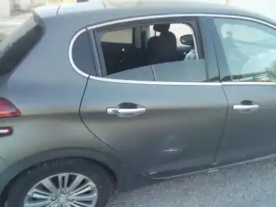 Scrapping Vehicle peugeot 208 allure of the year 2001 powered hm01