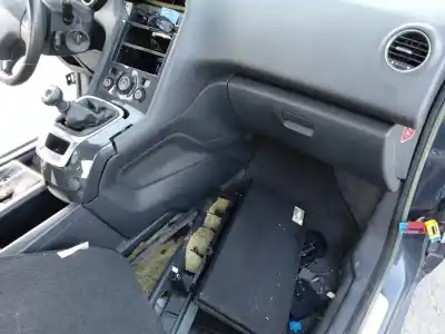 Vehicul casat peugeot 5008 allure al anului 2001 alimentat 5fv