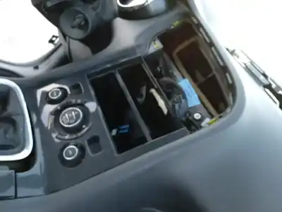 Vehicul casat peugeot 5008 allure al anului 2001 alimentat 5fv