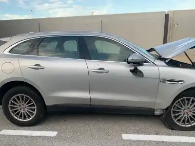 Здавання транспортного засобу jaguar                                             f-pace                                                                                                                                                                                                                                                     portfolio                                                                                                                                                                                                                                                  року 2001 потужний 204dtd