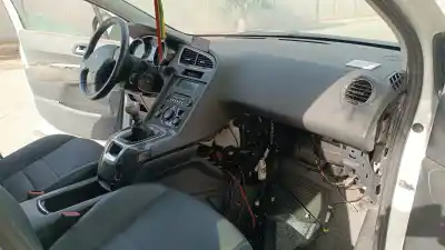 Vehicul casat peugeot 5008 active al anului 2001 alimentat ah01