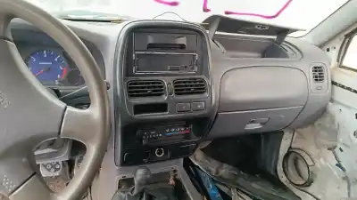 Veicolo di demolizione nissan pick-up (d22) king cab 4x4 dell'anno 2001 alimentato td25ti