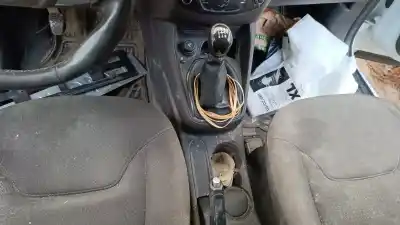 Veículo de Sucata ford                                               transit courier                                                                                                                                                                                                                                            ambiente                                                                                                                                                                                                                                                   do ano 2018 alimentado xucd