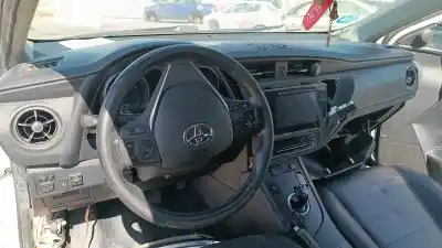 Veículo de Sucata toyota auris hybrid active do ano 2001 alimentado 2zr