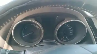 Veículo de Sucata toyota auris hybrid active do ano 2001 alimentado 2zr