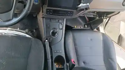 Veículo de Sucata toyota auris hybrid active do ano 2001 alimentado 2zr