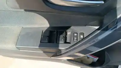 Veículo de Sucata toyota auris hybrid active do ano 2001 alimentado 2zr