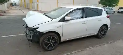 Veículo de Sucata toyota auris hybrid active do ano 2001 alimentado 