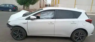 Veículo de Sucata toyota auris hybrid active do ano 2001 alimentado 