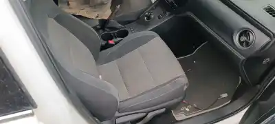 Veículo de Sucata toyota auris hybrid active do ano 2001 alimentado 