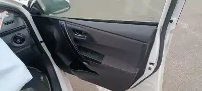 Veículo de Sucata toyota auris hybrid active do ano 2001 alimentado 