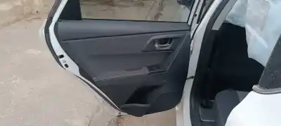 Veículo de Sucata toyota auris hybrid active do ano 2001 alimentado 