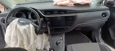 Veículo de Sucata toyota auris hybrid active do ano 2001 alimentado 