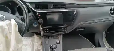 Veículo de Sucata toyota auris hybrid active do ano 2001 alimentado 