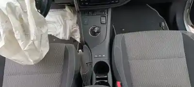 Veículo de Sucata toyota auris hybrid active do ano 2001 alimentado 