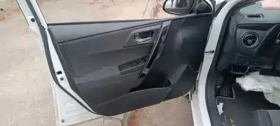 Veículo de Sucata toyota auris hybrid active do ano 2001 alimentado 