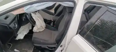 Veículo de Sucata toyota auris hybrid active do ano 2001 alimentado 