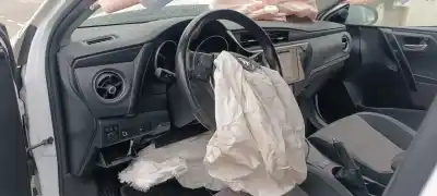 Veículo de Sucata toyota auris hybrid active do ano 2001 alimentado 