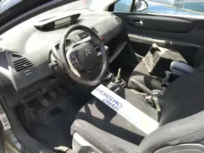 Véhicule à la ferraille citroen c4 coupe collection de l'année 2006 alimenté 9hy