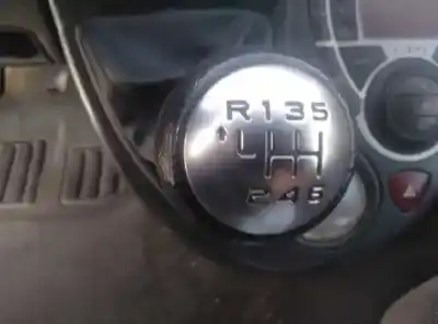 Sloopvoertuig peugeot 807 sv van het jaar 2007 aangedreven rhr