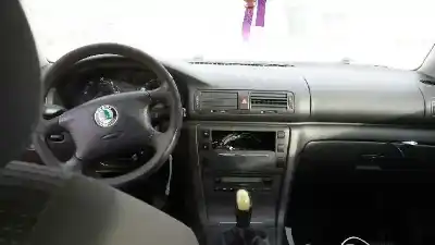 Veículo de Sucata skoda superb (3u4) classic do ano 2004 alimentado awx