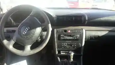 Veículo de Sucata audi a4 berlina (b5) 1.8 do ano 2000 alimentado avv