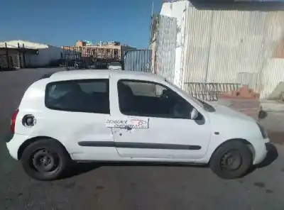 Véhicule à la ferraille renault                                            clio ii fase ii (b/cb0)                                                                                                                                                                                                                                    authentique                                                                                                                                                                                                                                                de l'année 2001 alimenté 