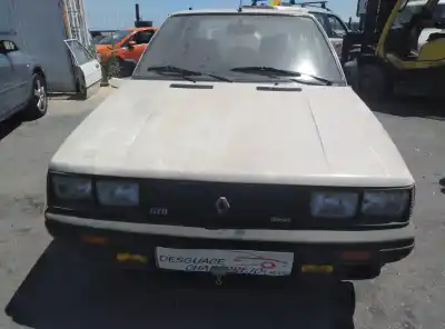 Véhicule à la ferraille renault   de l'année 1986 alimenté f8m