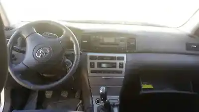 Veículo de Sucata toyota corolla (e12) 2.0 d-4d linea sol berlina do ano 2002 alimentado 1cdftv