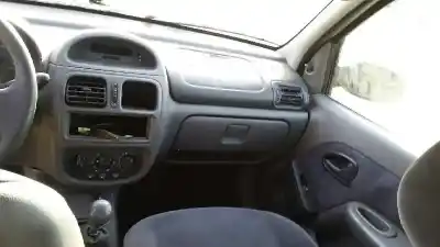 Здавання транспортного засобу renault   року 2000 потужний 