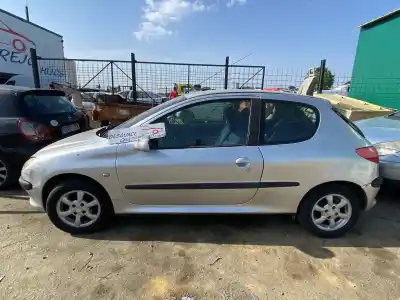 Sloopvoertuig peugeot                                            206 berlina                                                                                                                                                                                                                                                x-line                                                                                                                                                                                                                                                     van het jaar 2000 aangedreven hfz