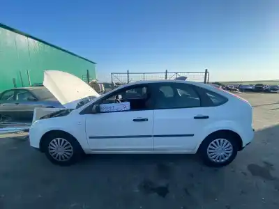 Veículo de Sucata ford focus berlina (cap) ambiente (d) do ano 2005 alimentado hwda