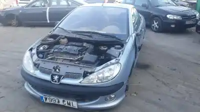 Veicolo di demolizione peugeot 206 cc cc dell'anno 2001 alimentato nfu