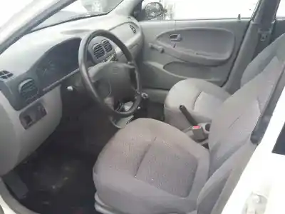 Veículo de Sucata kia rio ls berlina do ano 2001 alimentado a3a