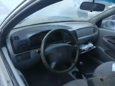 Veículo de Sucata kia rio ls berlina do ano 2001 alimentado a5d