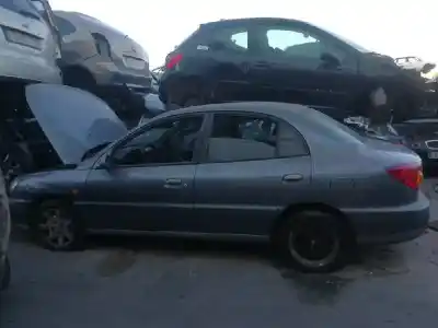 Veículo de Sucata kia rio ls berlina do ano 2001 alimentado a5d
