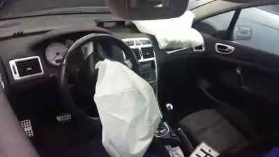 Scrapping Vehicle PEUGEOT 307 CC (S1) 2.0 of the year 2004 powered RFNEW10J4