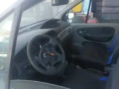 Véhicule à la ferraille renault scénic i monospace (ja0/1_, fa0_) 1.9 dti (ja1u) de l'année 2001 alimenté f9q744