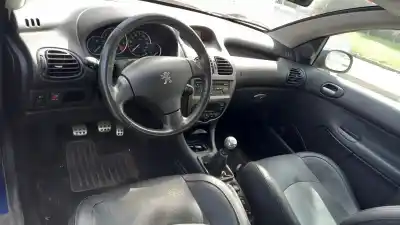 Veicolo di demolizione peugeot 206 cc cc dell'anno 2005 alimentato nfu