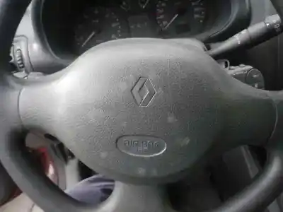 Здавання транспортного засобу renault   року 2001 потужний 