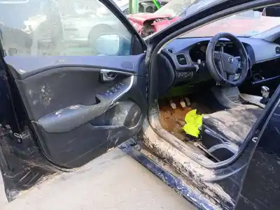 Scrapping Vehicle volvo v40 fastback (525) d2 of the year 2017 powered d4204t8