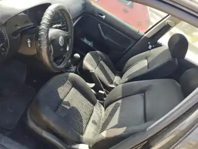 Veículo de Sucata volkswagen golf iv berlina (1j1) 1.6 do ano 1997 alimentado azd