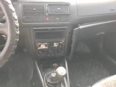 Veículo de Sucata volkswagen golf iv berlina (1j1) 1.6 do ano 1997 alimentado azd