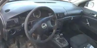 Veículo de Sucata volkswagen passat berlina (3b2) comfortline do ano 2003 alimentado avb