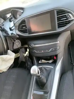 Véhicule à la ferraille peugeot 308 sw bh01 de l'année 2017 alimenté bh01