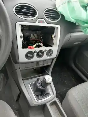 Veículo de Sucata ford focus berlina (cap) ambiente (d) do ano 2006 alimentado hhda