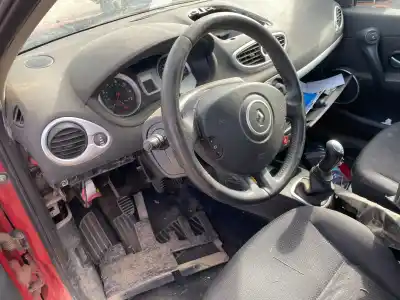 Véhicule à la ferraille renault clio iii emotion de l'année 2006 alimenté d4f d7