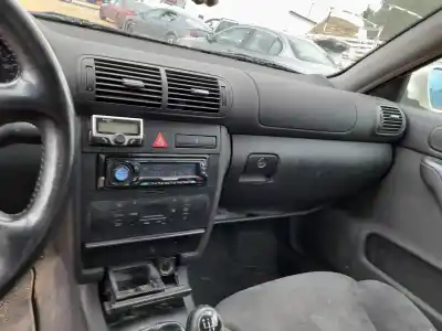 Veículo de Sucata audi a3 (8l1) 1.6 do ano 2000 alimentado avu